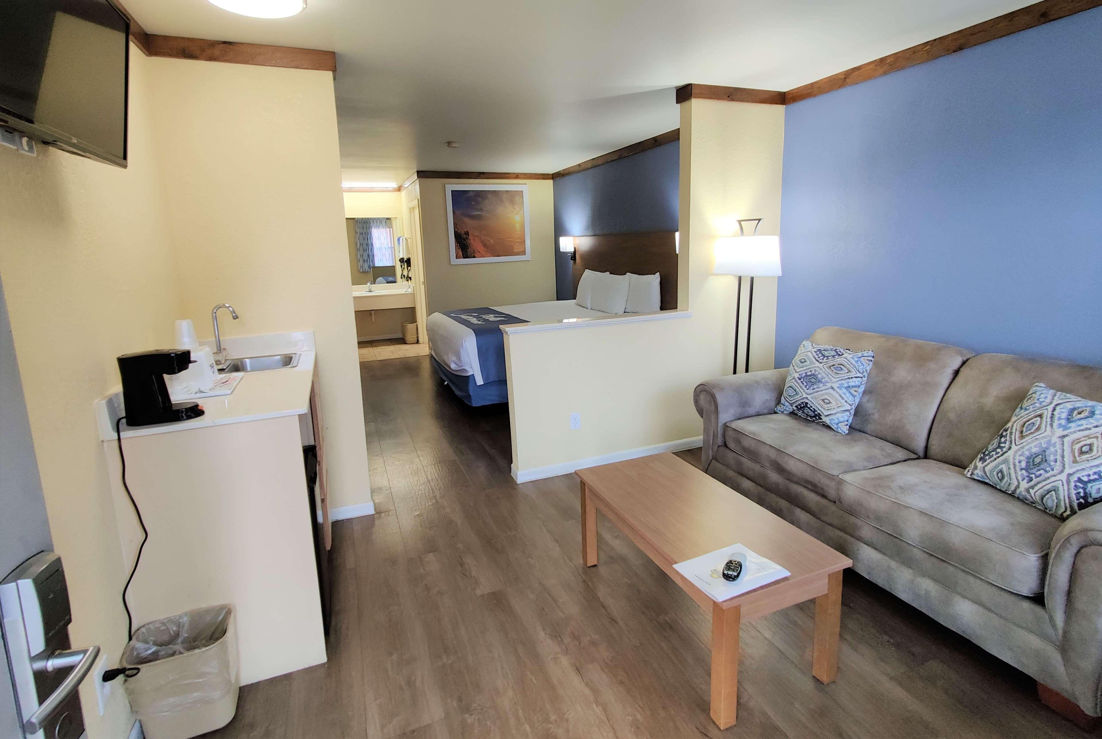 Days Inn By Wyndham Suites Фредериксберг Экстерьер фото