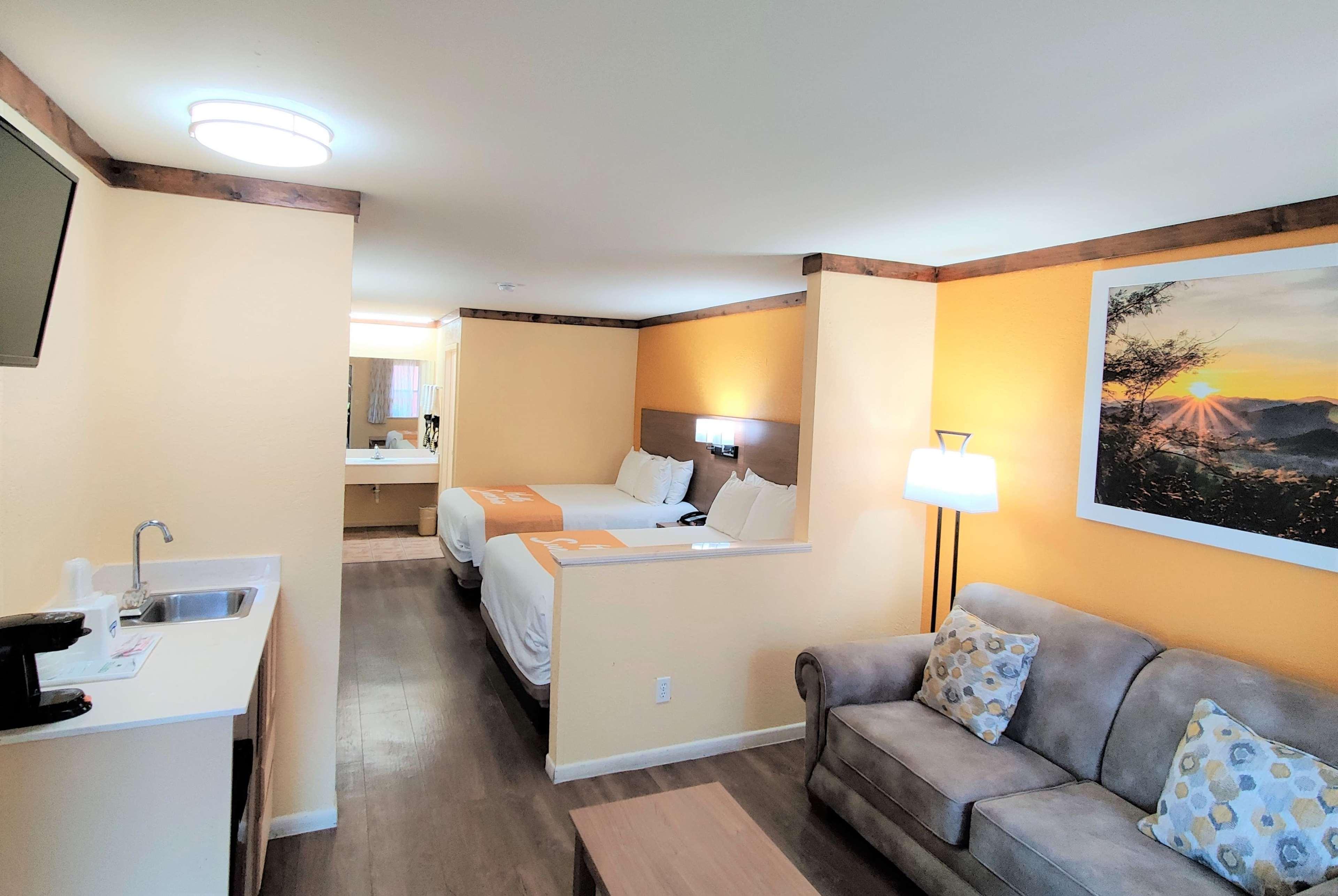 Days Inn By Wyndham Suites Фредериксберг Экстерьер фото
