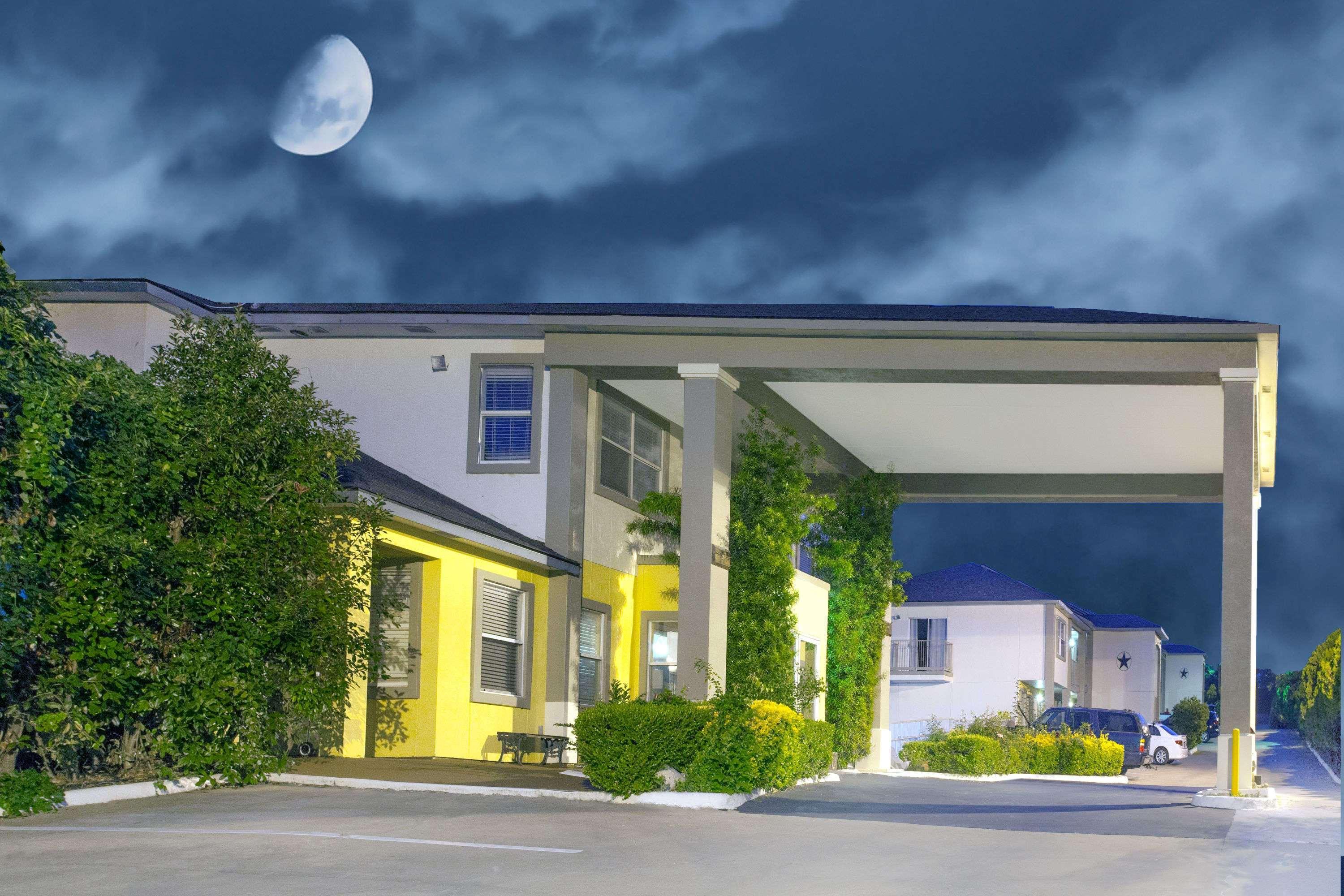 Days Inn By Wyndham Suites Фредериксберг Экстерьер фото