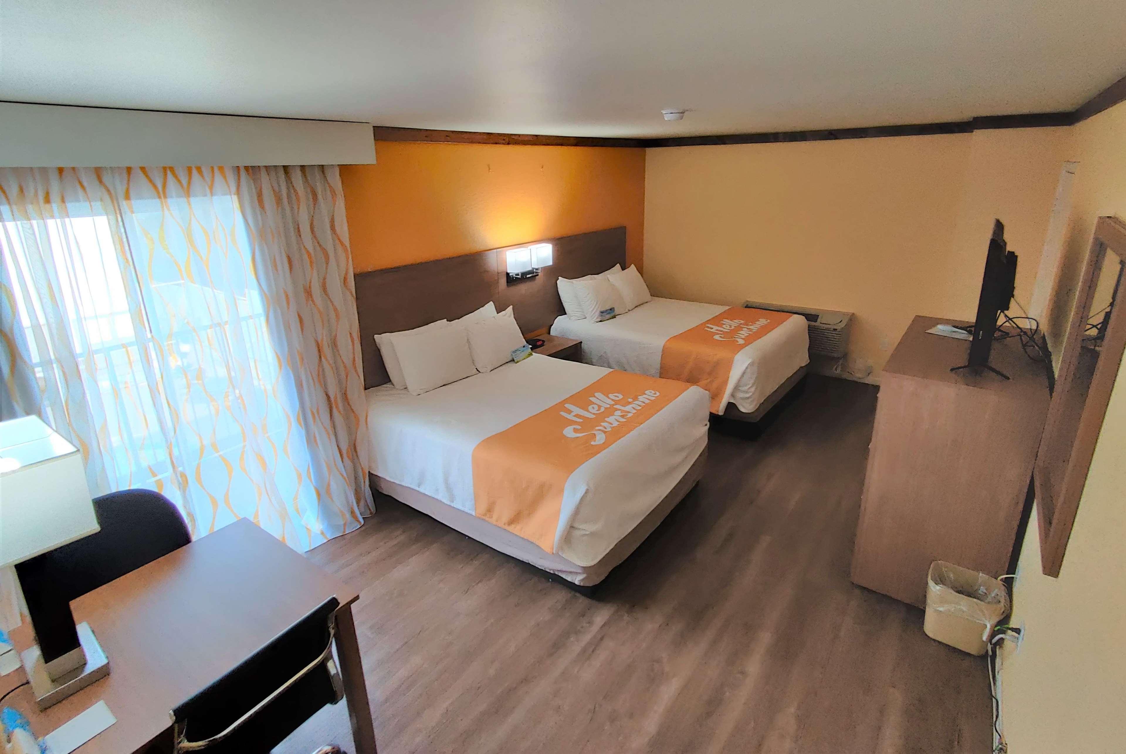 Days Inn By Wyndham Suites Фредериксберг Экстерьер фото