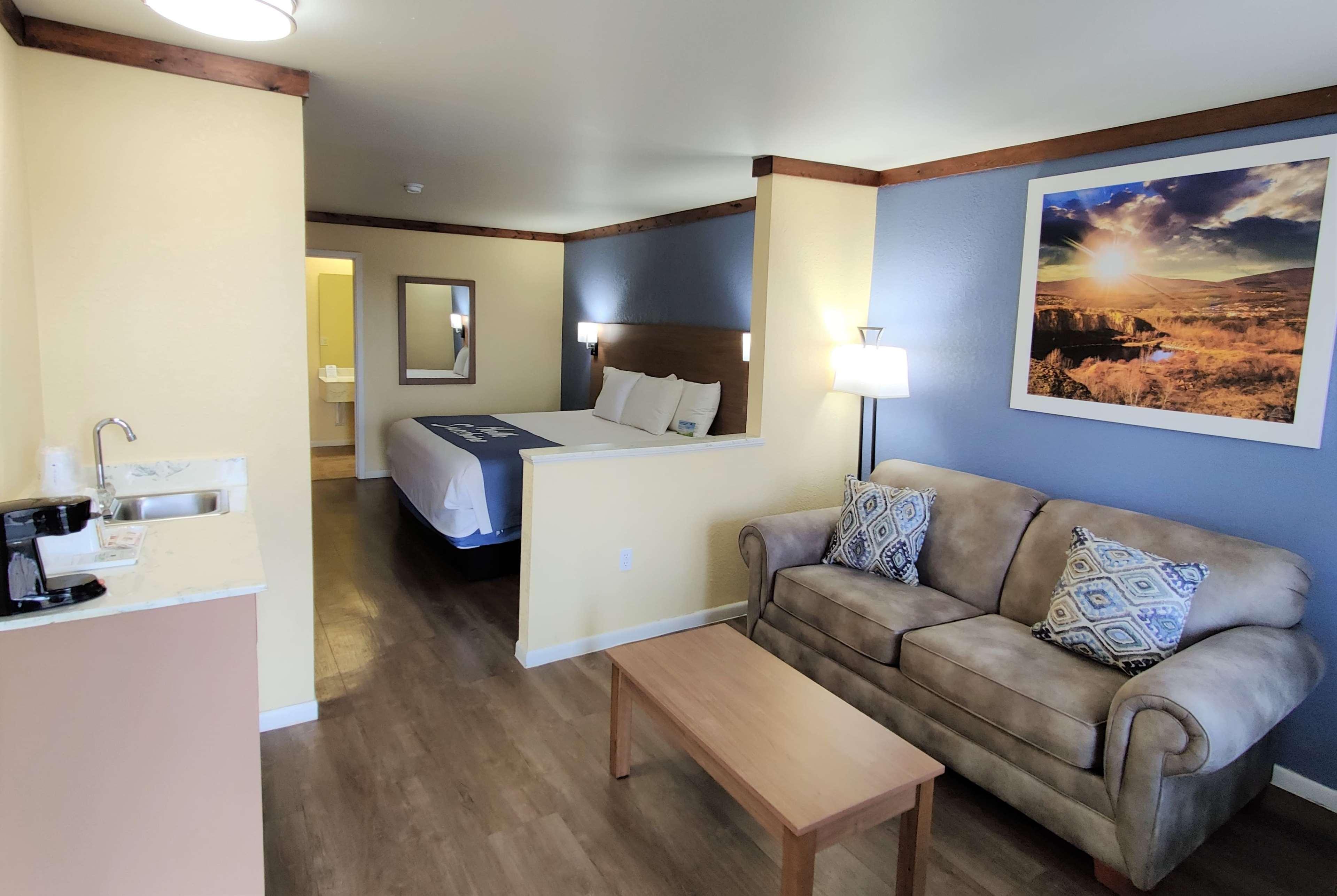 Days Inn By Wyndham Suites Фредериксберг Экстерьер фото