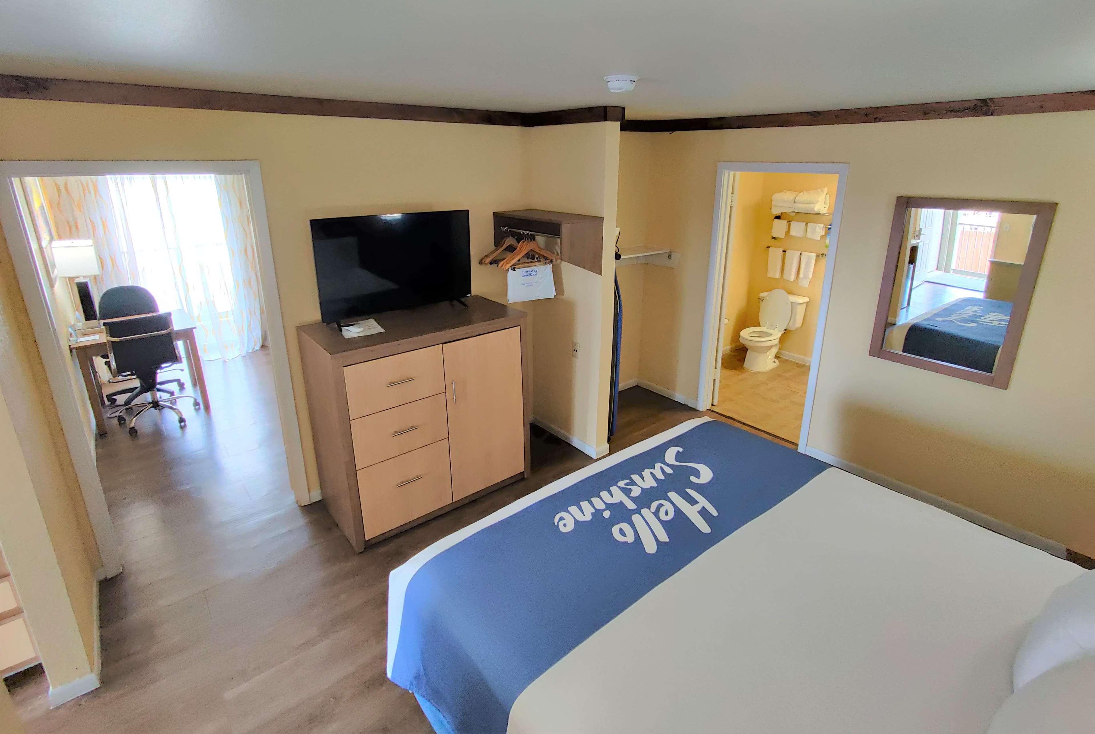 Days Inn By Wyndham Suites Фредериксберг Экстерьер фото