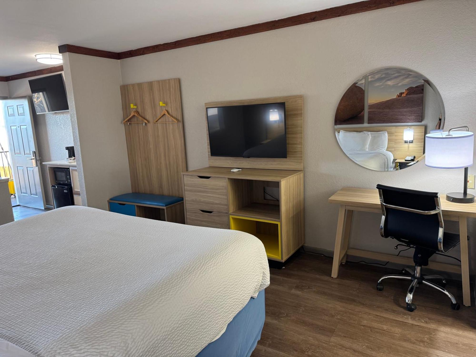 Days Inn By Wyndham Suites Фредериксберг Экстерьер фото