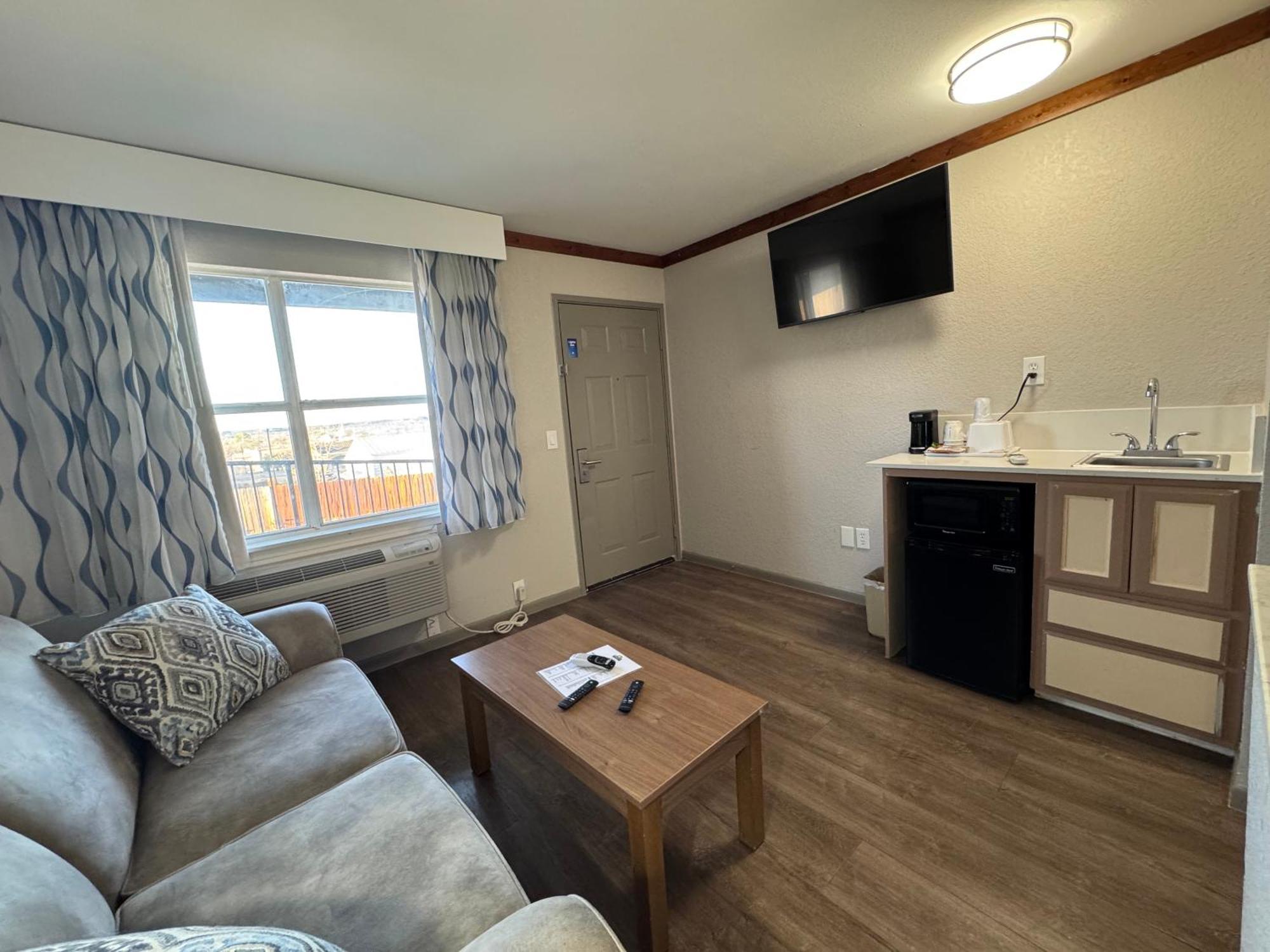 Days Inn By Wyndham Suites Фредериксберг Экстерьер фото